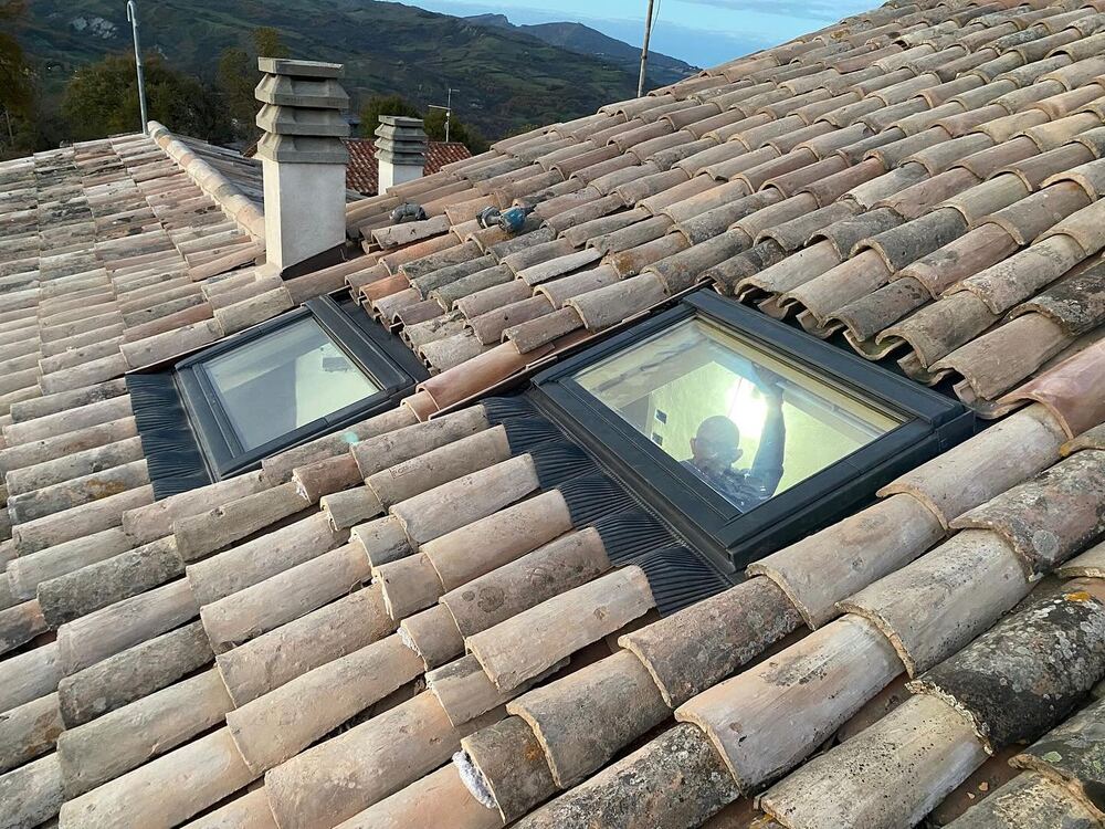 Due finestre VELUX installate su tetto in coppi