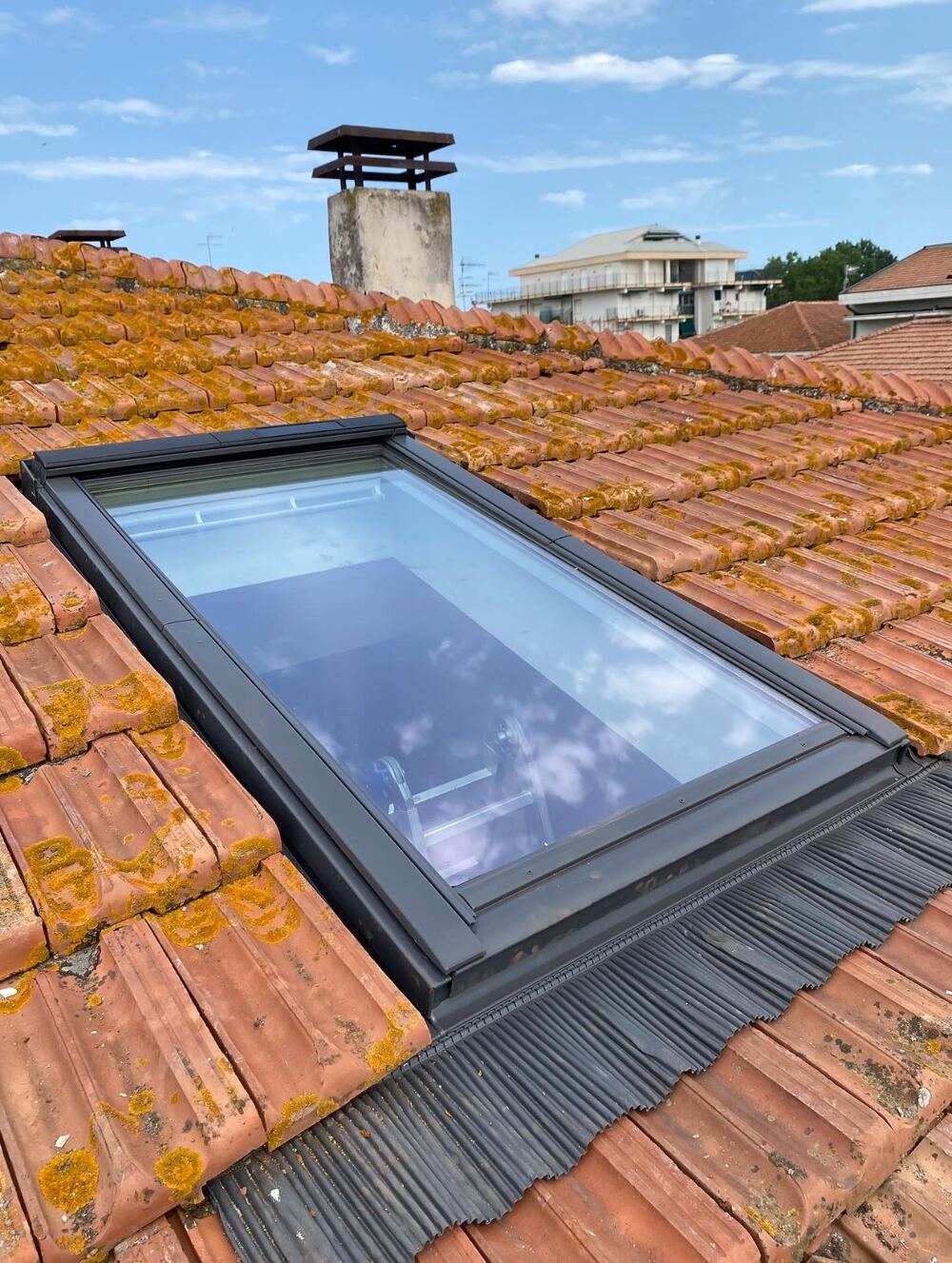 Finestra VELUX solare installata su tetto in coppi