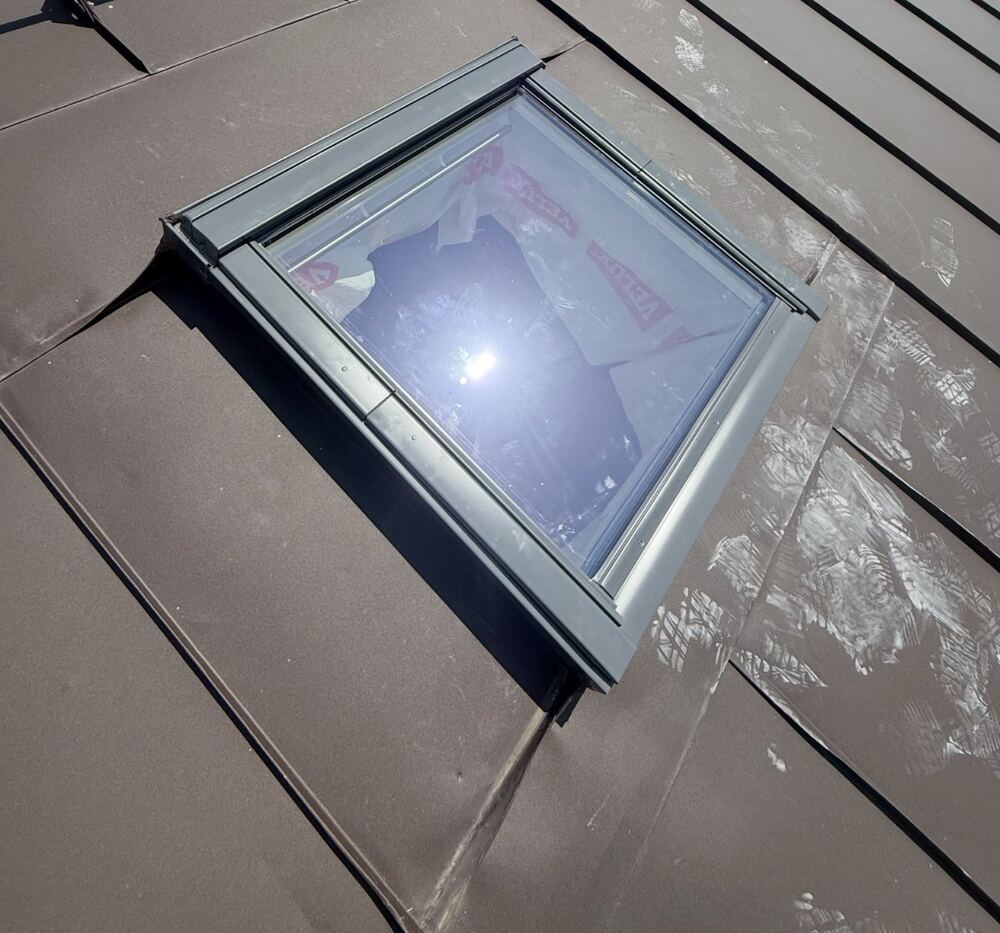 Sostituzione di un lucernario con finestra VELUX su tetto in lamiera