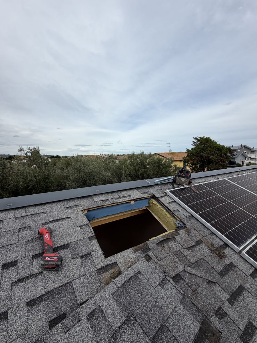 Foro aperto nel tetto in tegole canadesi accanto al fotovoltaico, pronto per la finestra VELUX