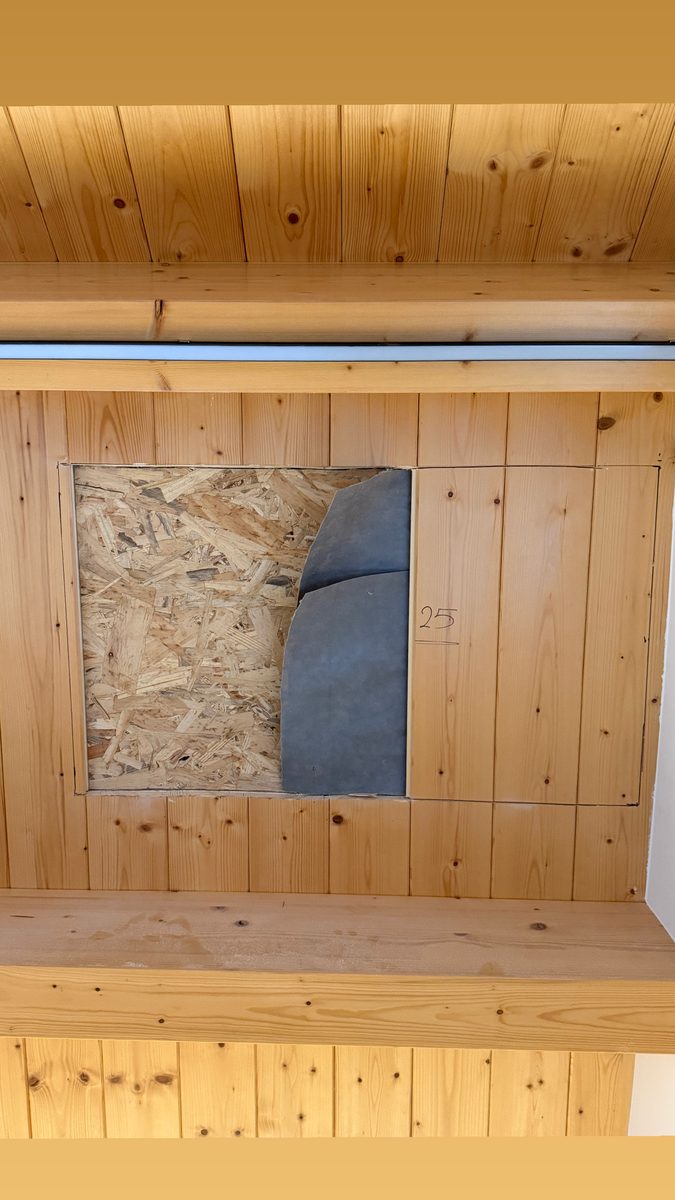 Foro aperto nel tetto in legno per la nuova finestra VELUX a Giulianova, vista dall'interno