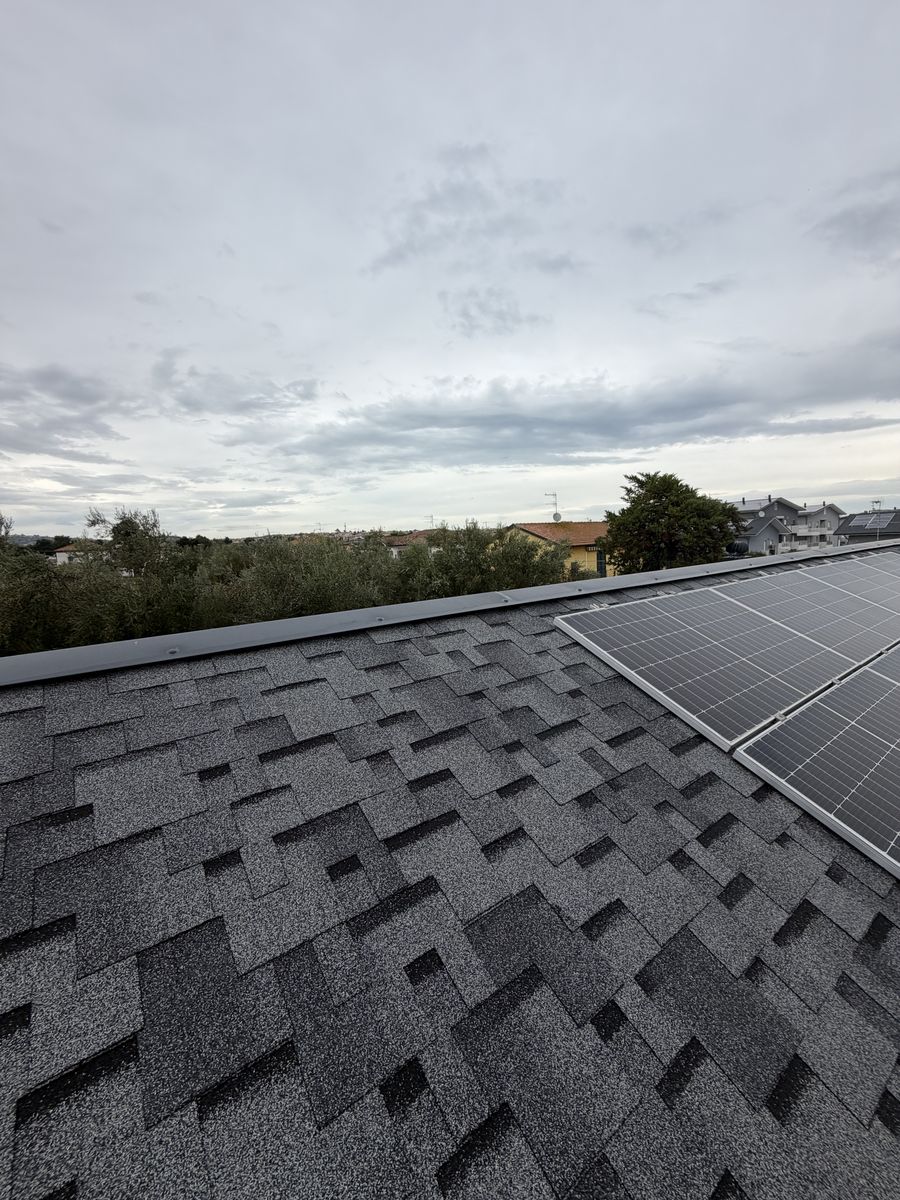Tetto in tegole canadesi con pannelli fotovoltaici a Giulianova prima dell'apertura per la finestra VELUX