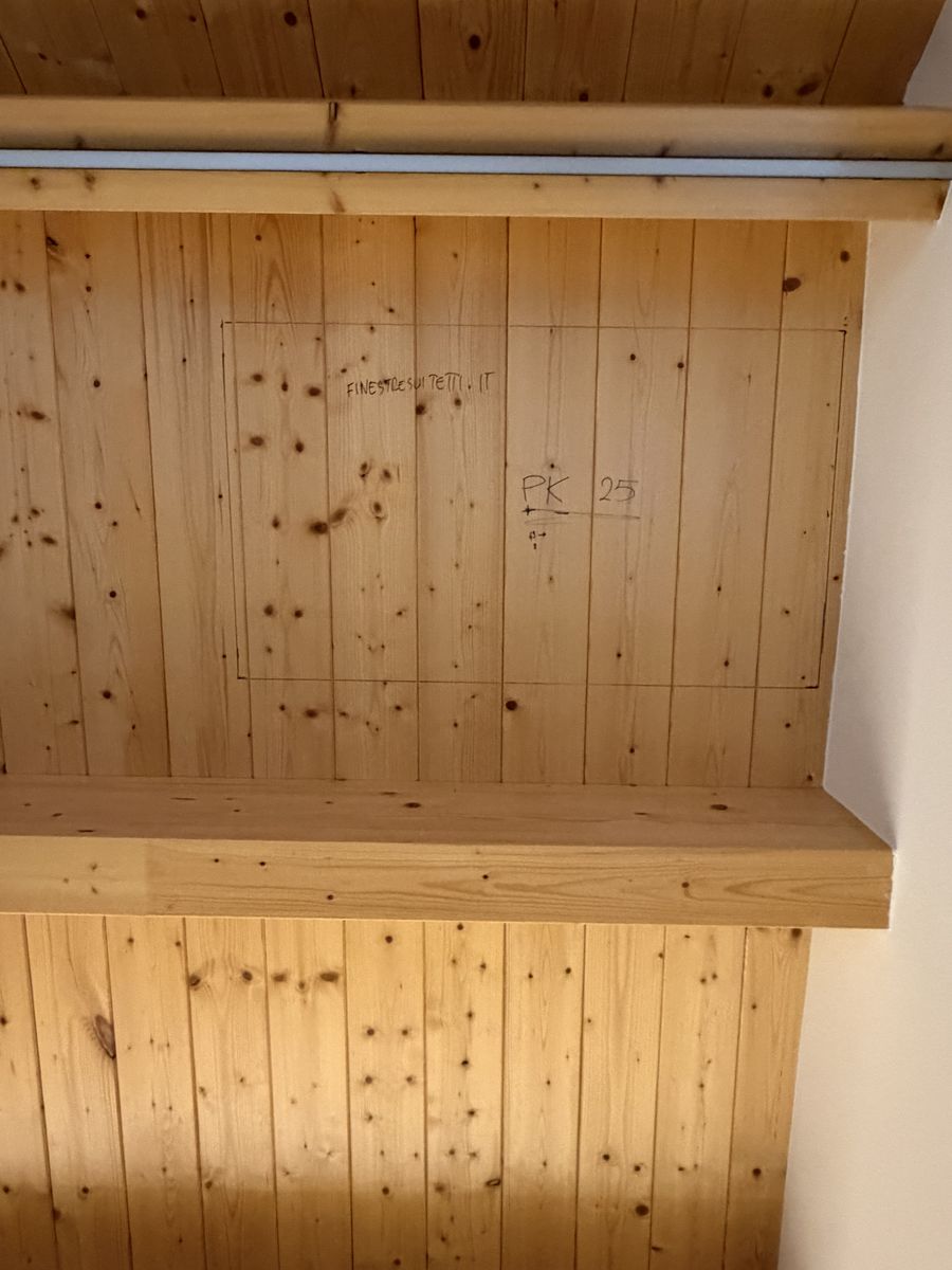 Tracciatura del foro per la finestra VELUX PK25 sul soffitto in legno