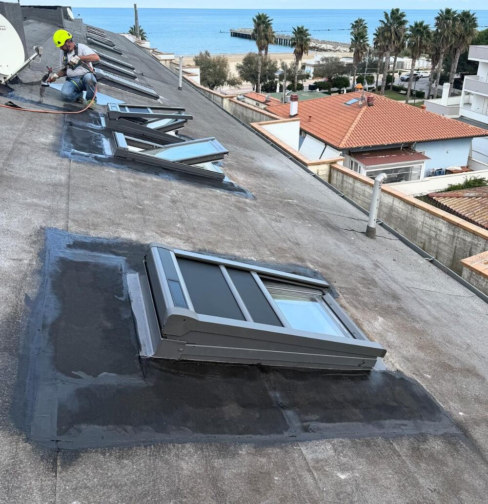 Sostituzione di tre finestre per tetti con vista mare